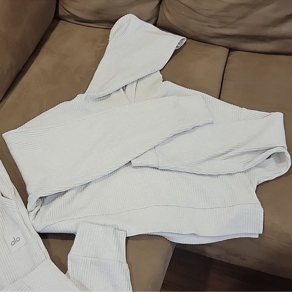 Alo Yoga Muse set size MEDIUM - Picture 4 of 5